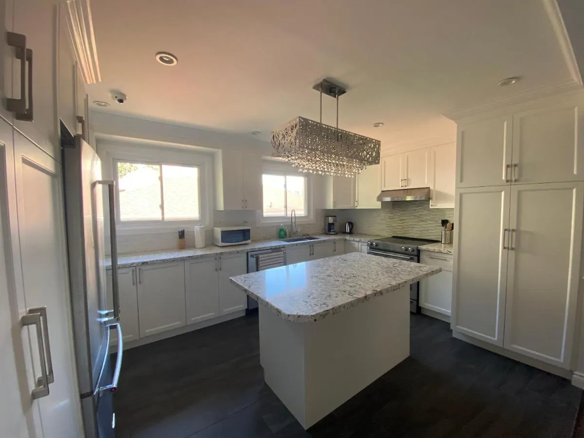 Yonge And Finch Subway !L Spacious & Bright Private Bedroom With Shared Amenties Toronto Homestay
